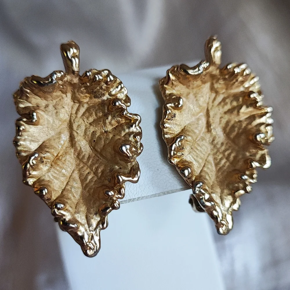 Napier Vintage Signed Brushed Leaf Leaves Gold Tone Ruffled Edge Clip Earrings